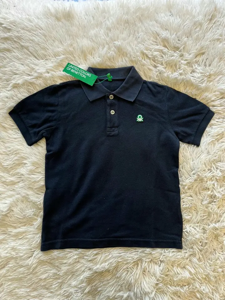 Remera polo azul oscuro logo verde