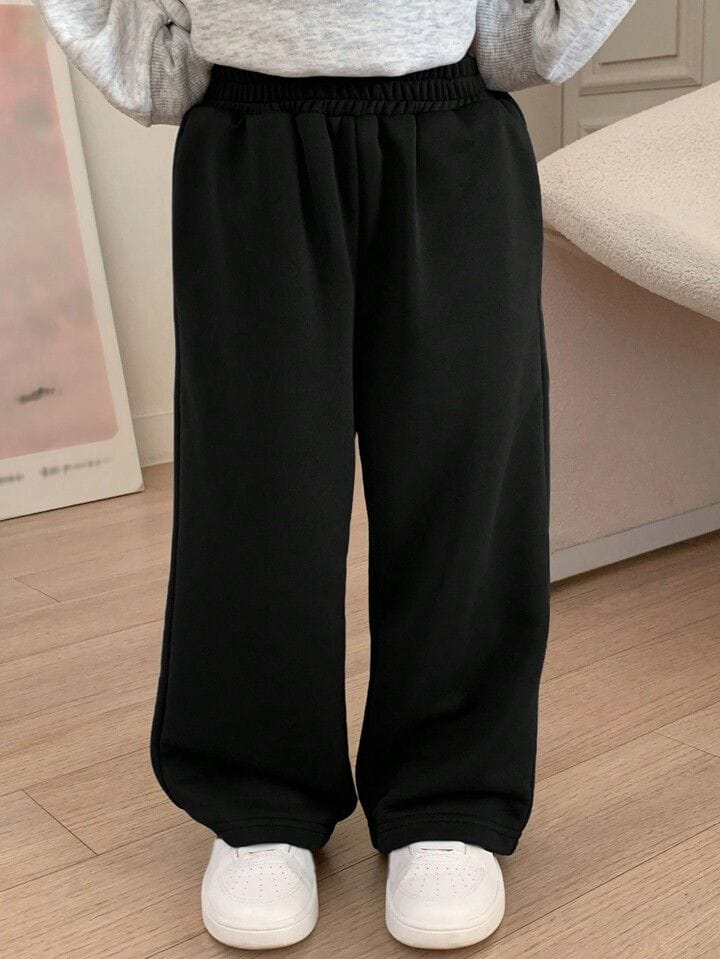Pantalón deportivo negro recto con corte