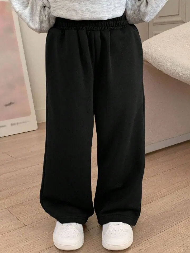 Pantalón deportivo negro recto con corte