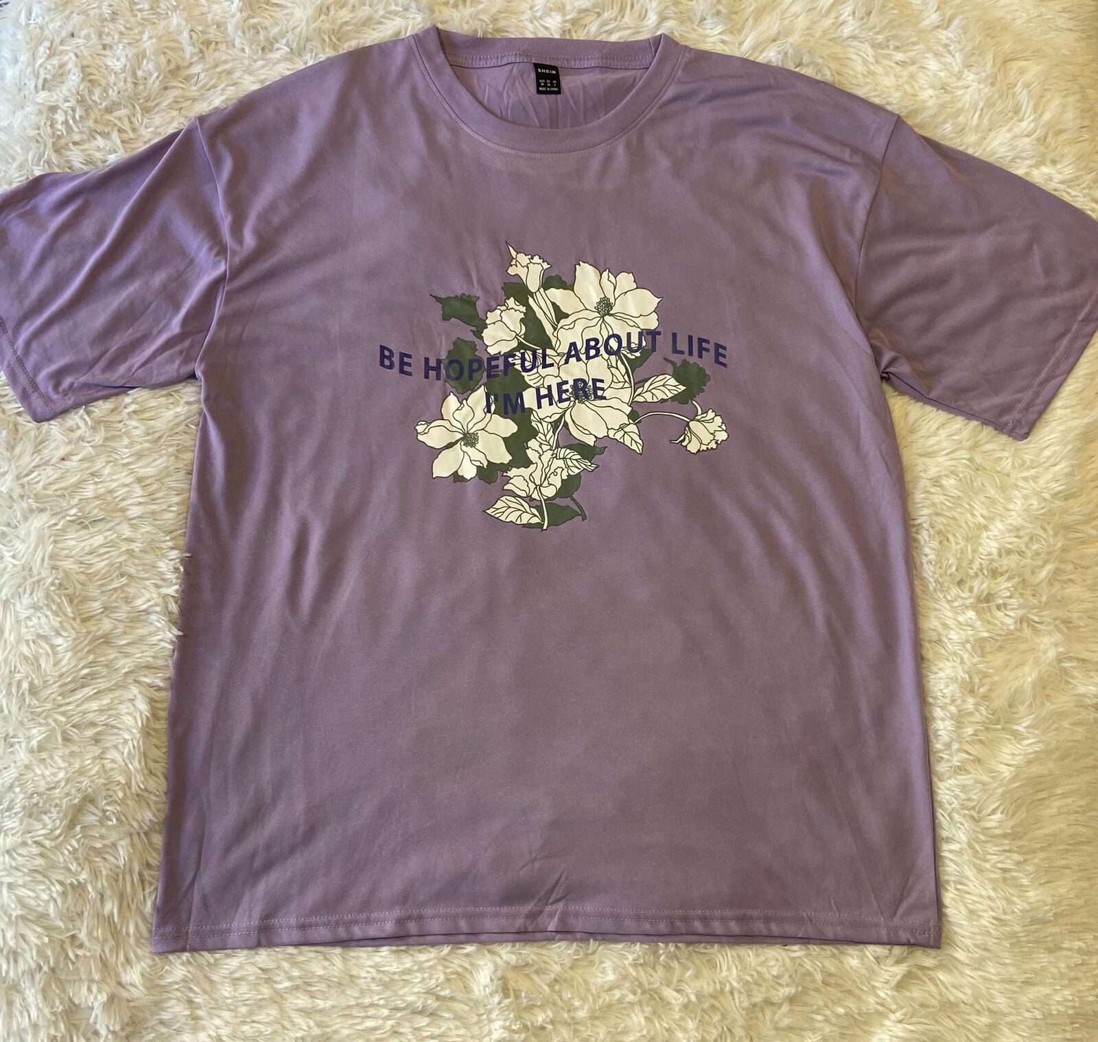 Remera lila estampado de flores blanca