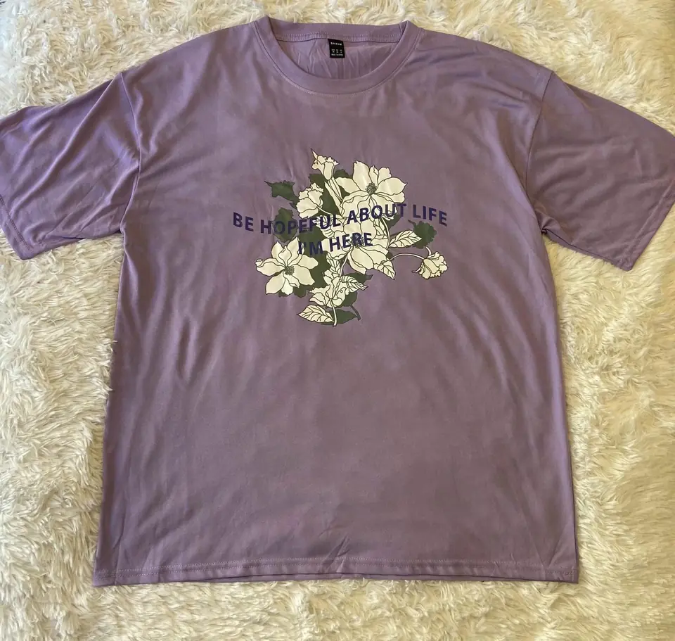 Remera lila estampado de flores blanca