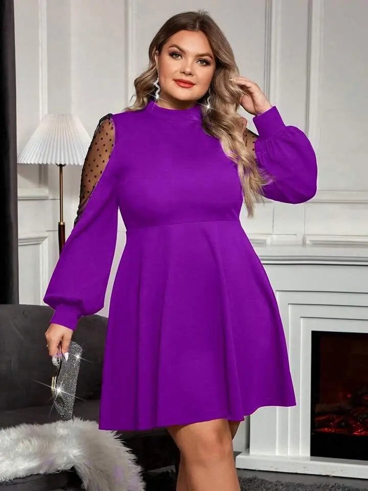 Vestido violeta con transparencia negra en mangas
