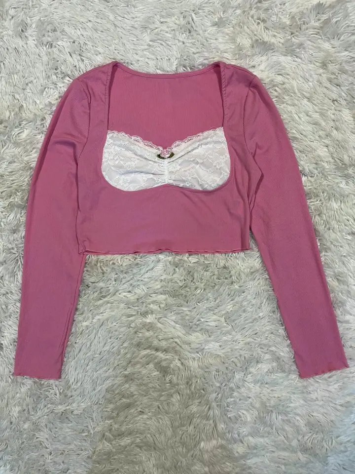 Top rosado escote con encaje y flor