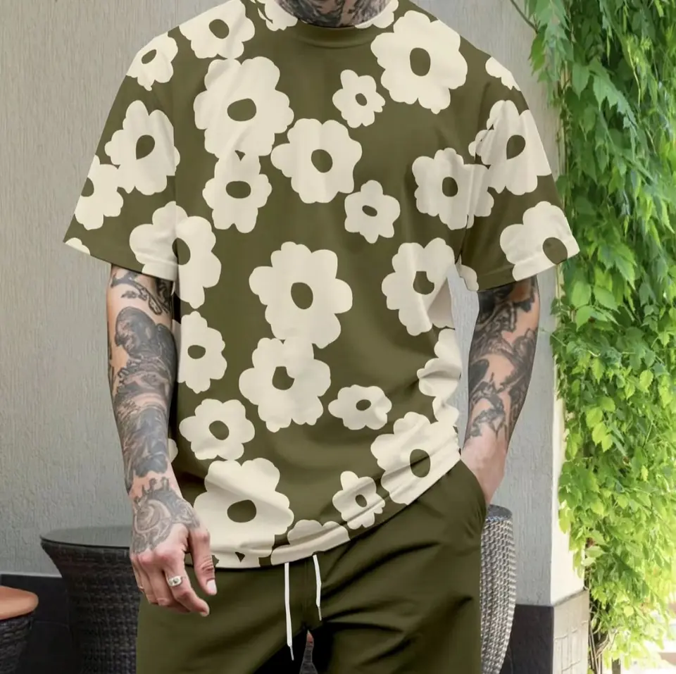 Remera hombre verde militar con flores