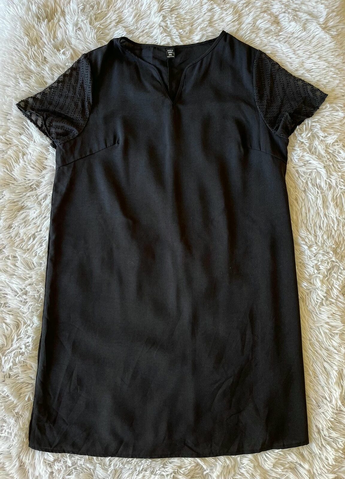 Vestido negro mangas con puntos