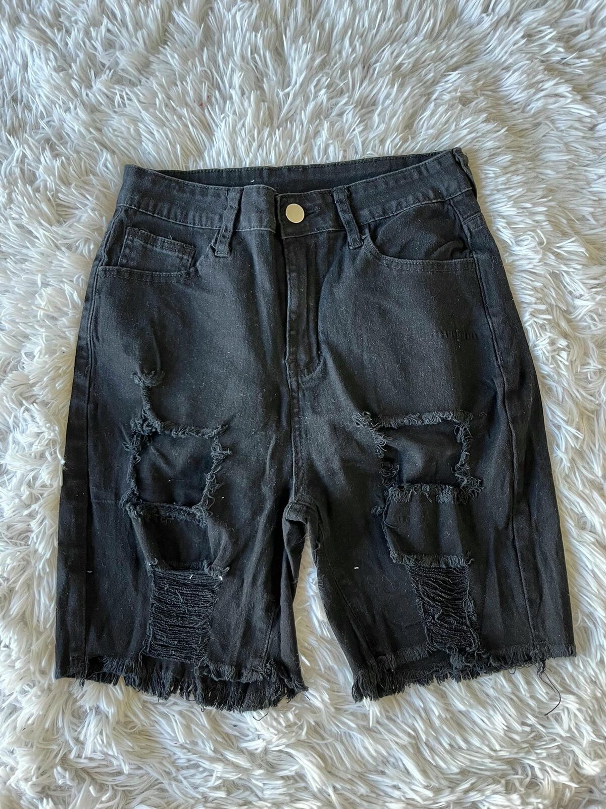 Bermuda negra con roturas