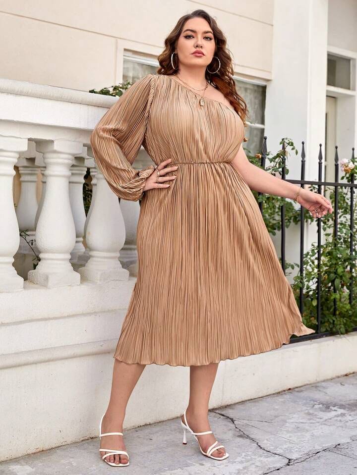 Vestido beige manga descubierta plisado