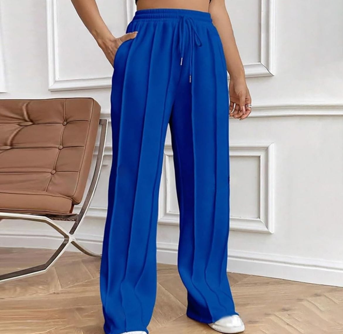 Pantalón jogger azul costuras fuera
