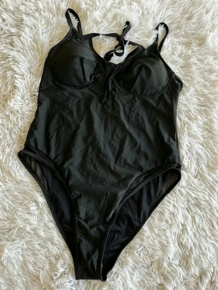Enteriza negra con pequeñas transparencias