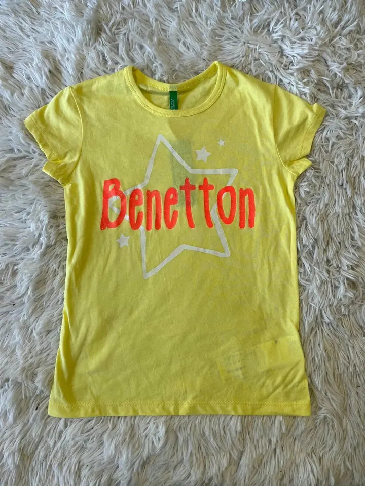 Remera amarilla con estrella benetton