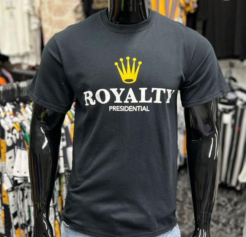 Remera negra royality corona