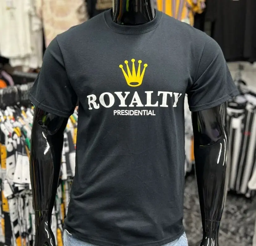 Remera negra royality corona