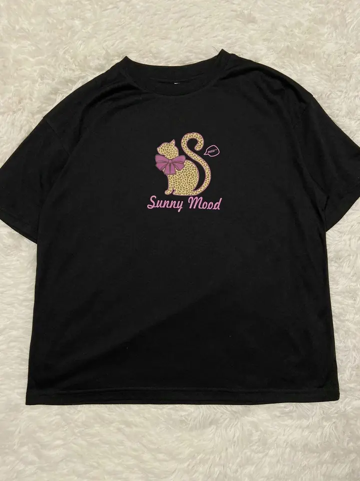 Remera negra suelta  gato animal print sunny mood