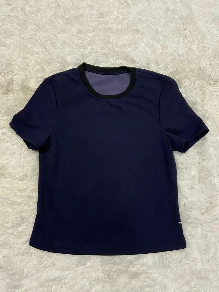 Remera azul oscuro