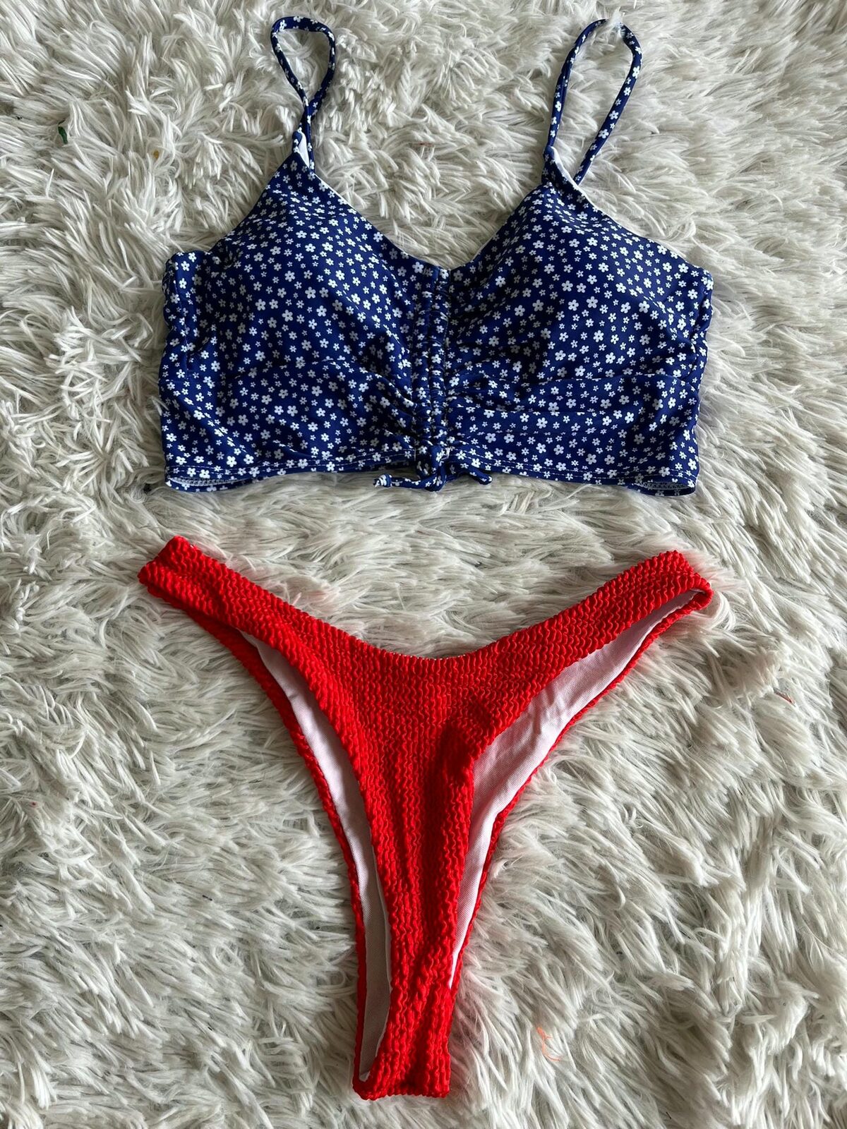 Bikini azul con puntos rojo abajo