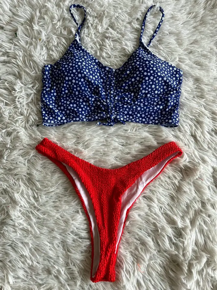 Bikini azul con puntos rojo abajo