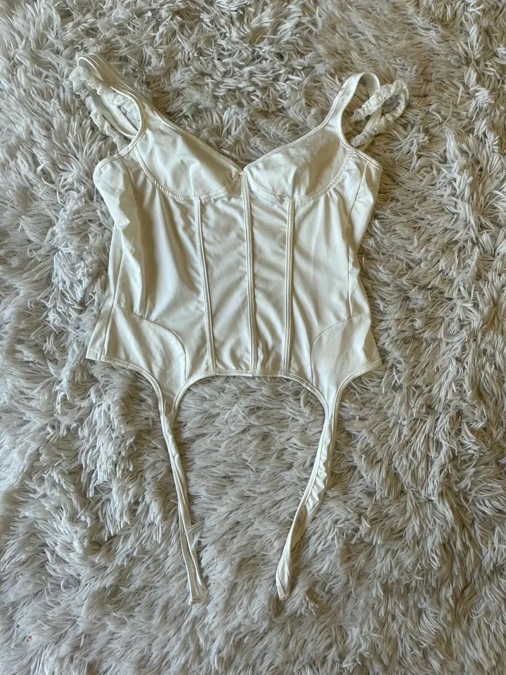 Musculosa blanca estilo corset con tiras