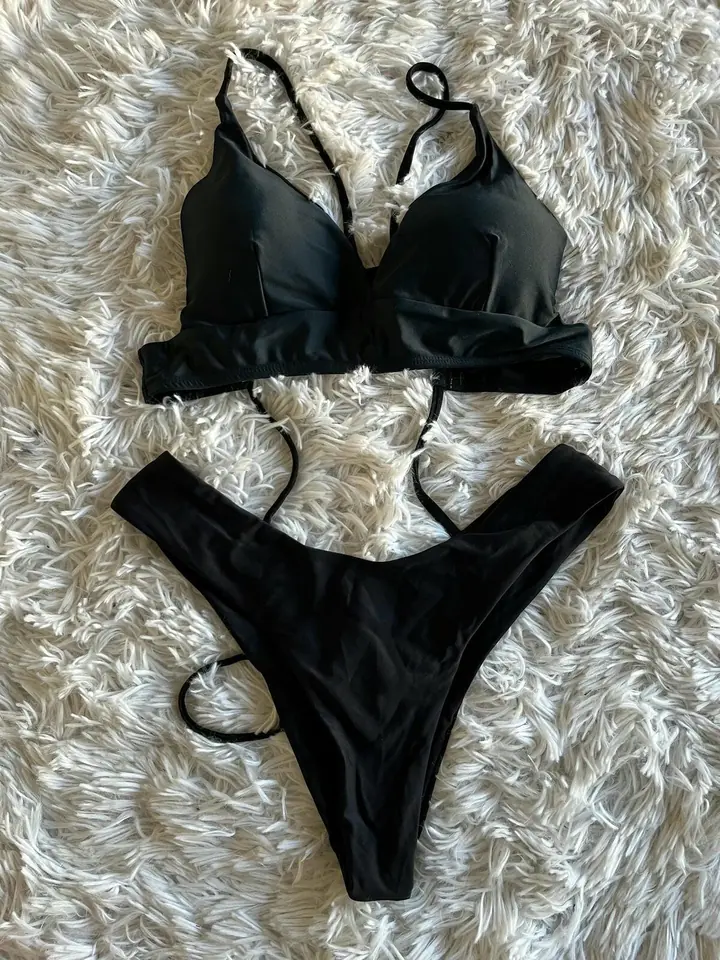 Bikini negra cruzada atras