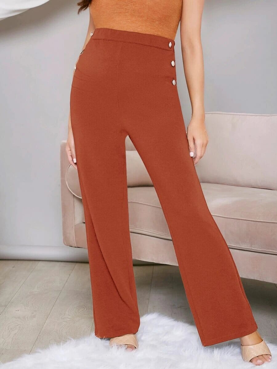 Pantalón rojizo con botones para embarazada