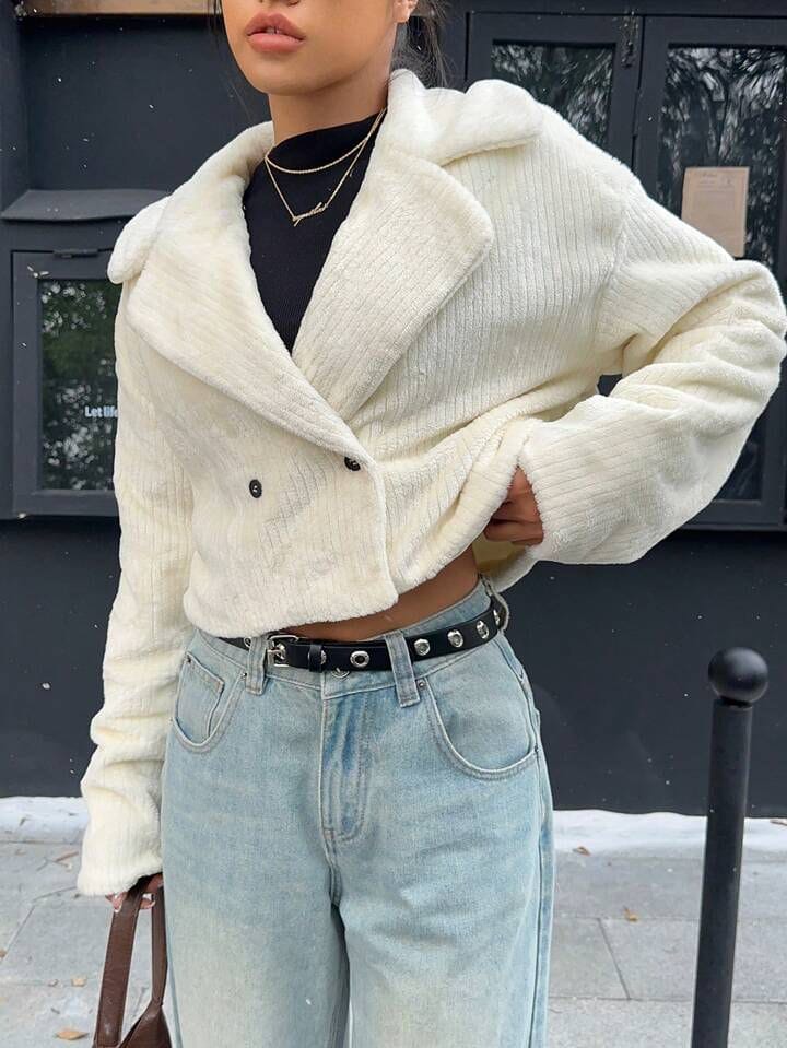 Chaqueta de botones  blanca corta peludita