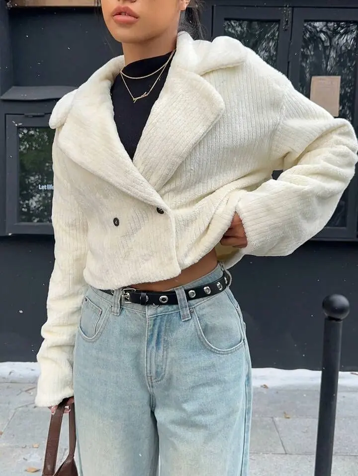 Chaqueta de botones  blanca corta peludita