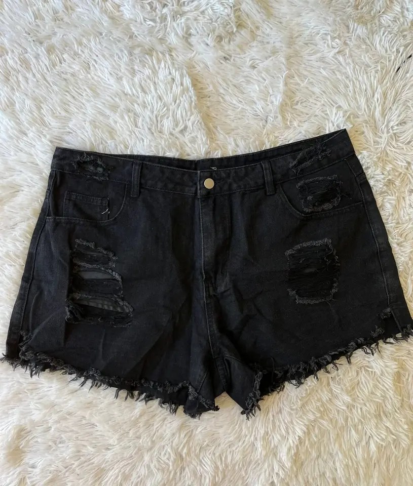 Short negro con roturas
