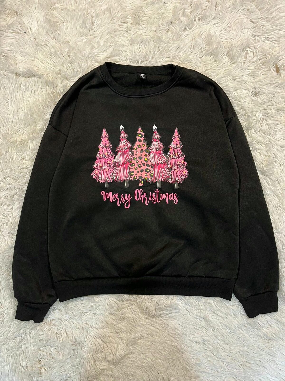 Buzo negro diseño arboles de navidad rosa