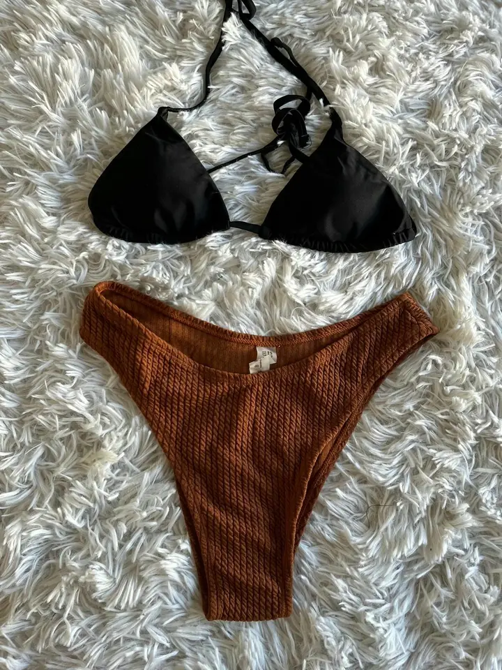 Bikini negra marrón abajo