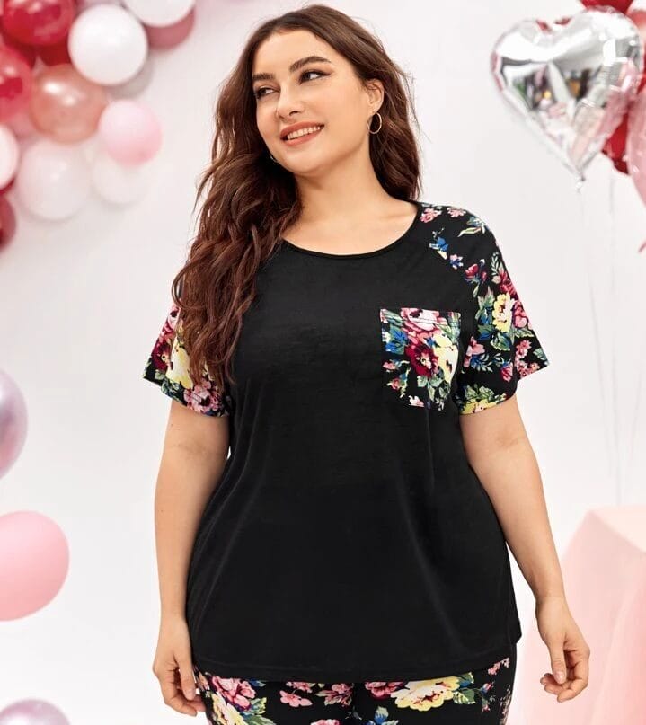 Remera negra mangas y bolsillo floreado
