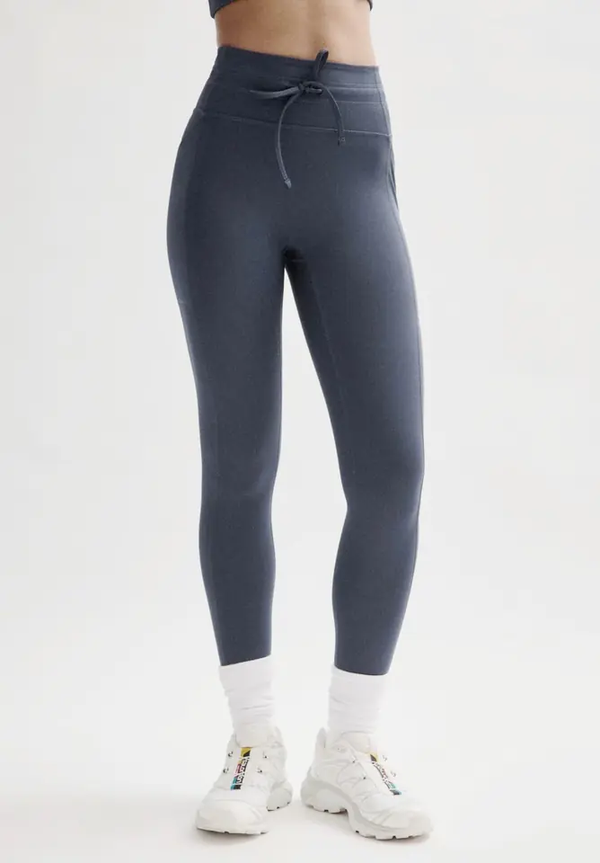 Calza deportiva gris oscuro con cordon