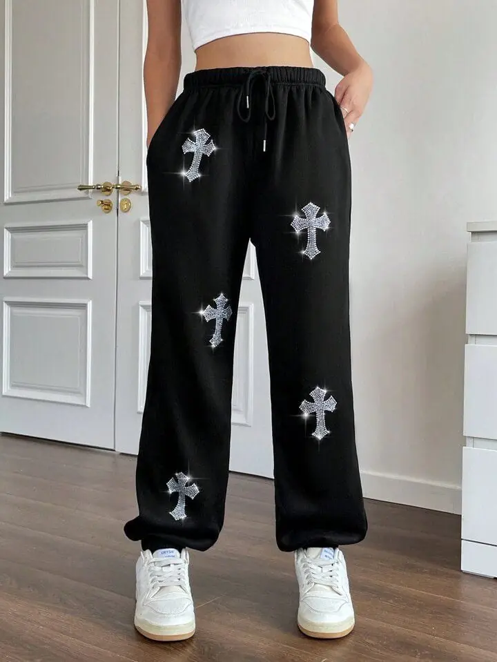 Pantalón jogger negro cruces en brillos