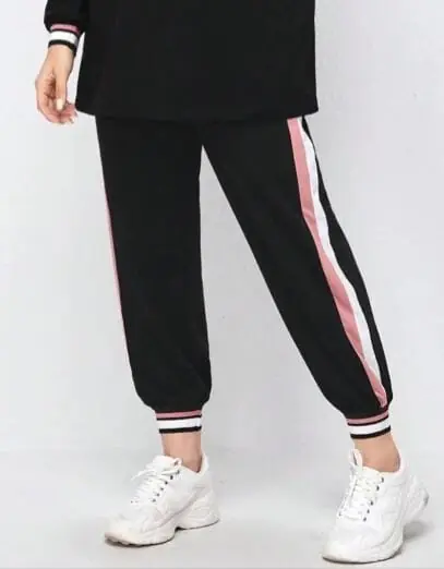 Pantalón jogger sin felpa negro linea rosa y blanca