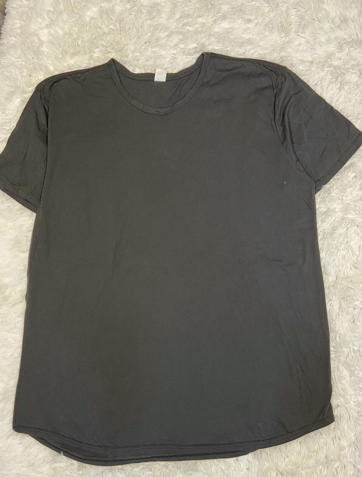 Remera larga gris oscuro hombre