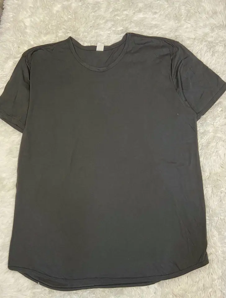 Remera larga gris oscuro hombre