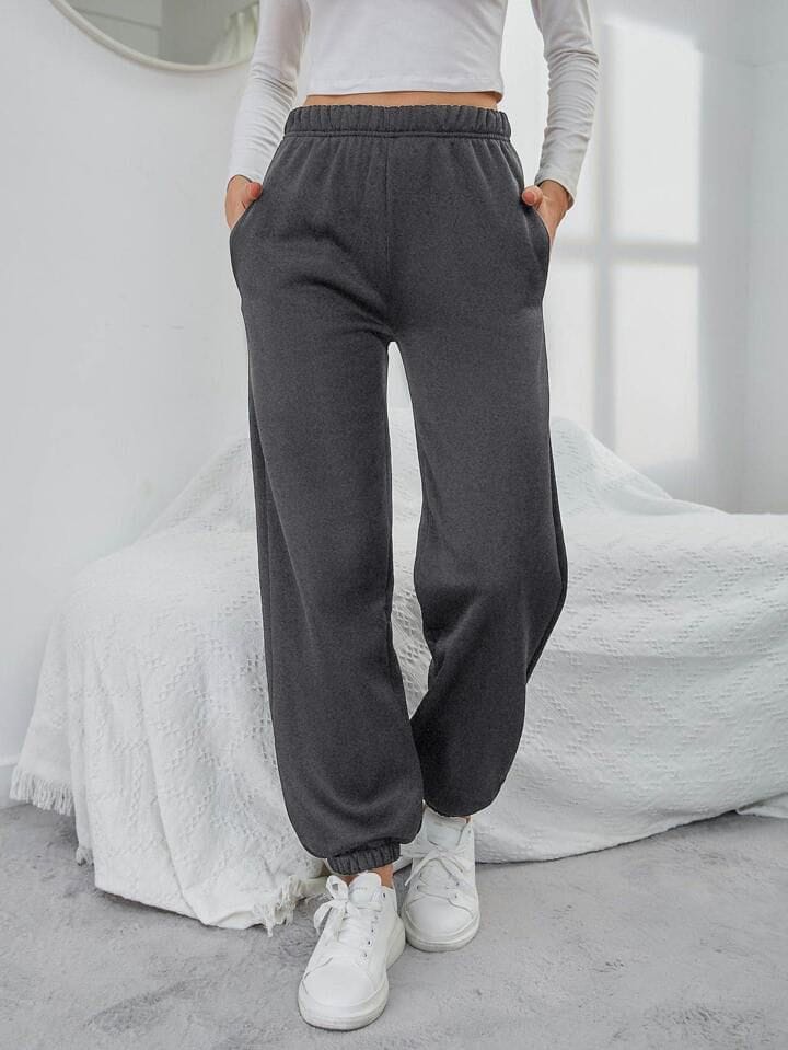 Pantalón gris oscuro con puño