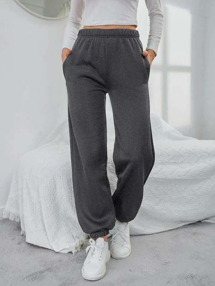 Pantalón gris oscuro con puño