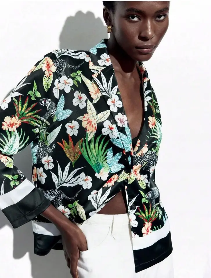 Blazer negro floreado linea blanca