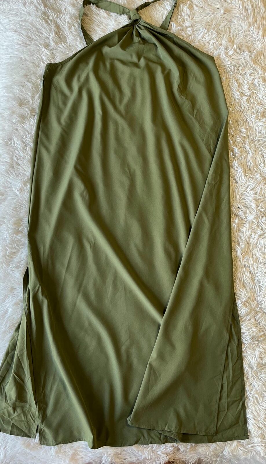Vestido largo verde con cortes a los lados