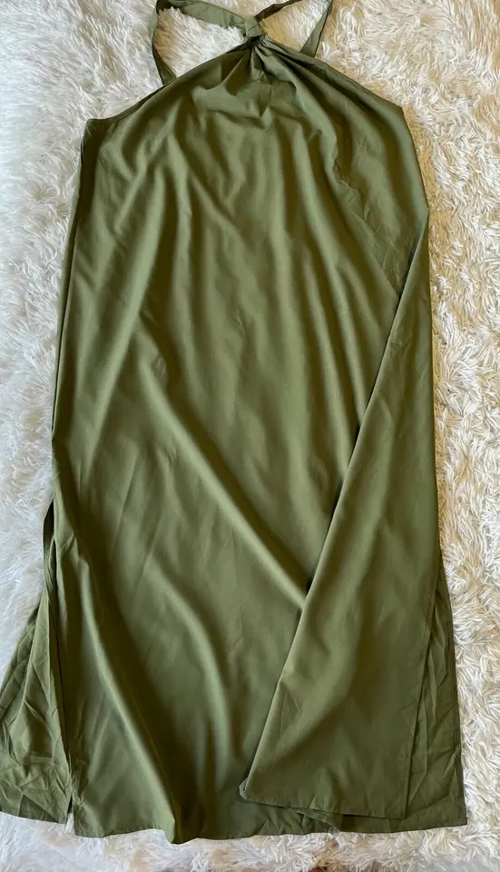 Vestido largo verde con cortes a los lados