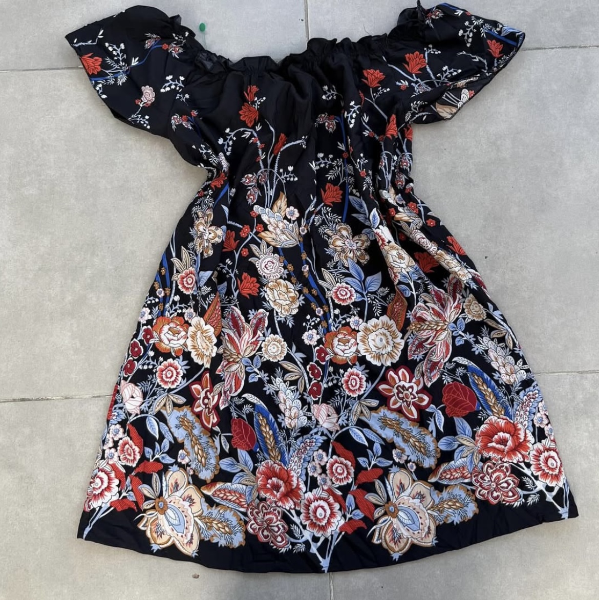 Vestido negro con flores mangas bajas