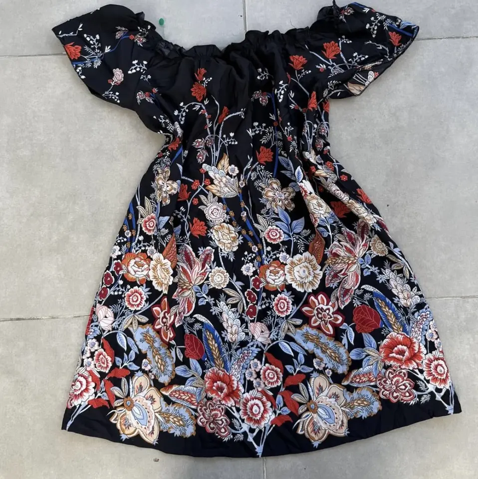Vestido negro con flores mangas bajas