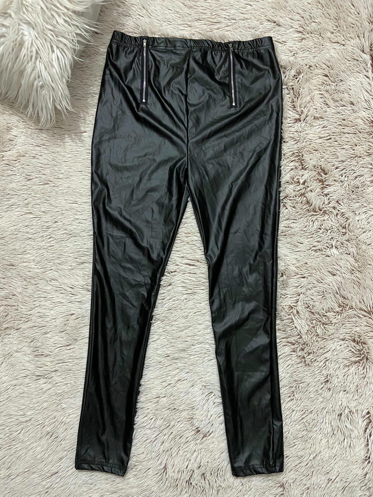 Pantalón simil cuero con cierres SHEIN