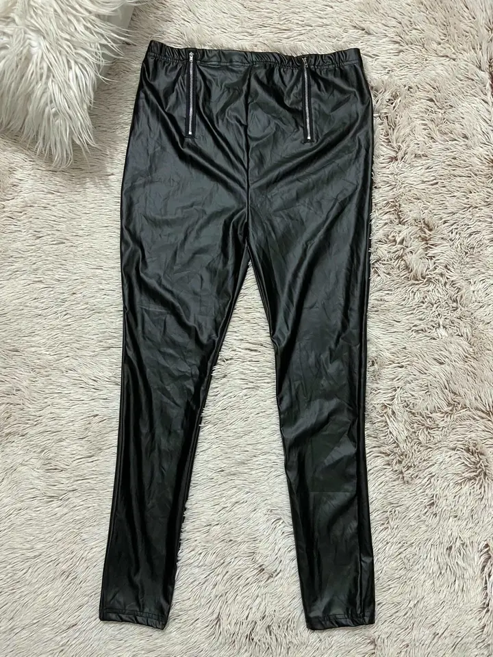 Pantalón simil cuero con cierres SHEIN
