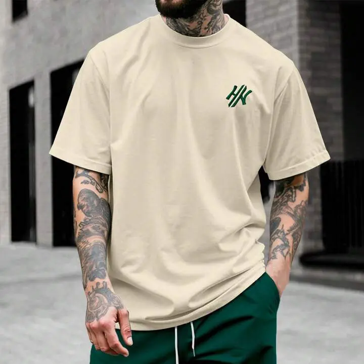 Remera beige logo verde bordado