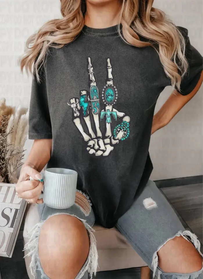Remera gris mano esqueleto paz