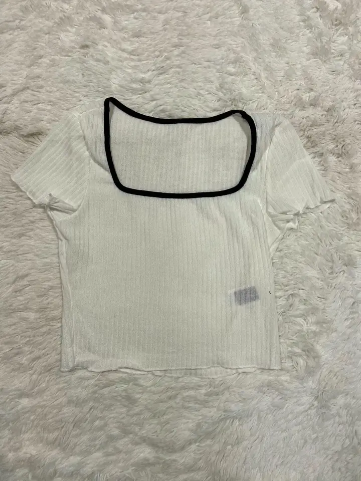 Remera canale blanca escote rectangular negro