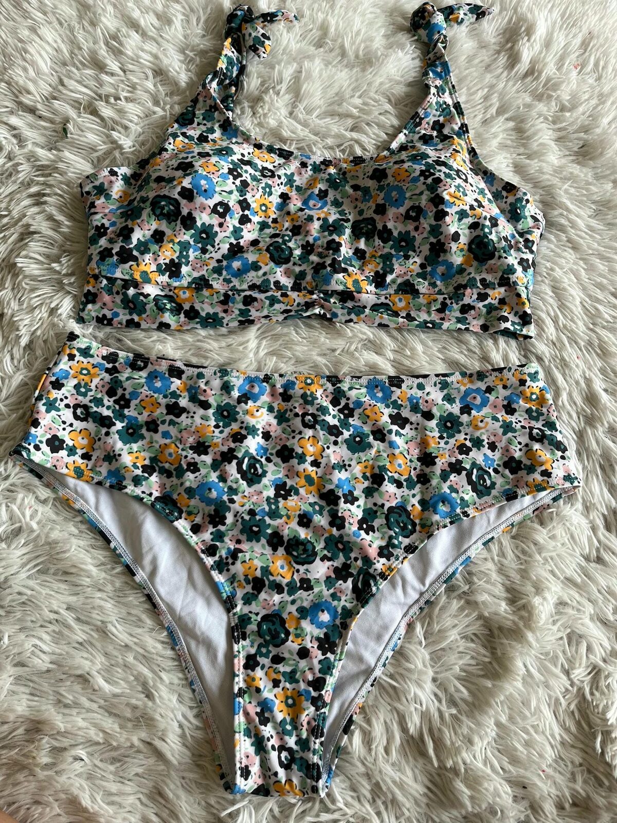 Bikini floreado verde,celeste y amarillo