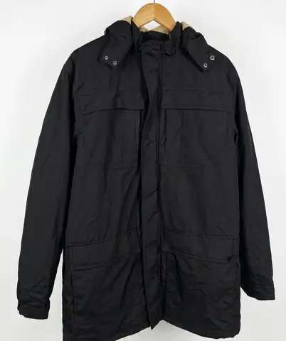 Campera de abrigo negra capucha peluda desmontable
