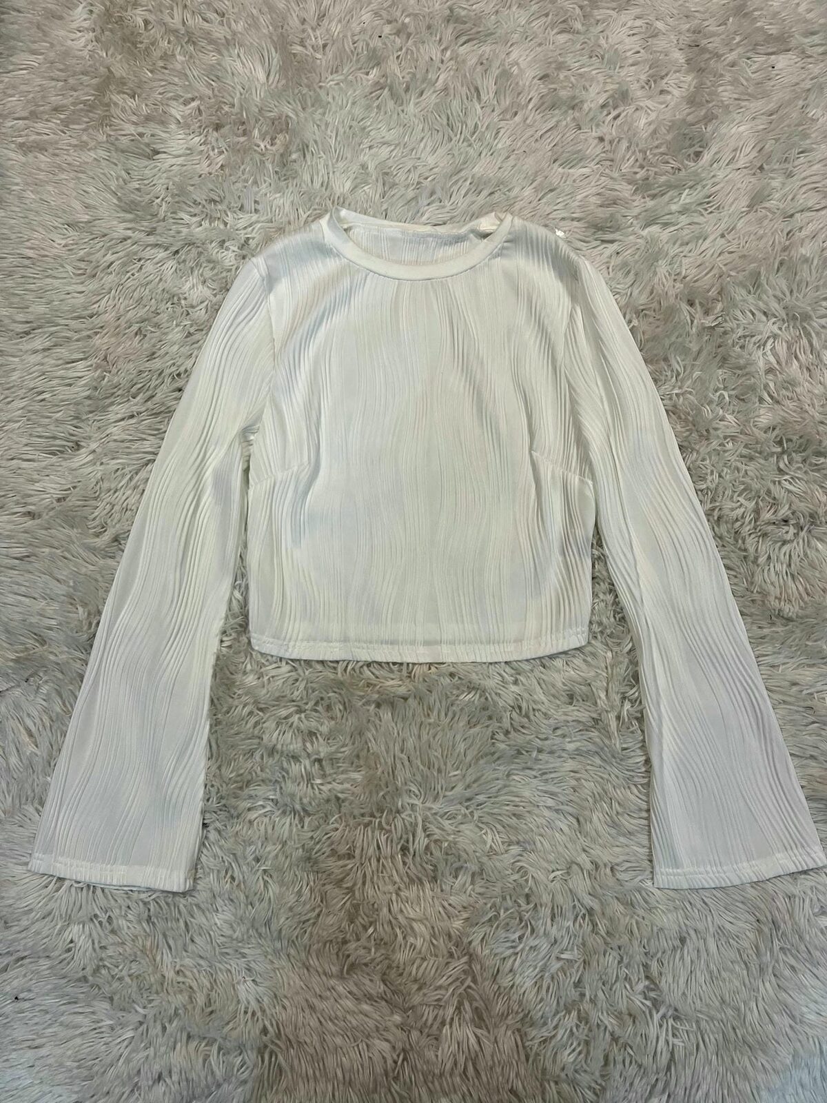 Remera corta blanca con relieves