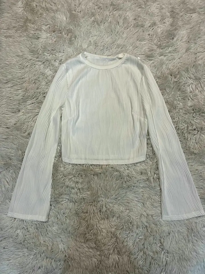 Remera corta blanca con relieves